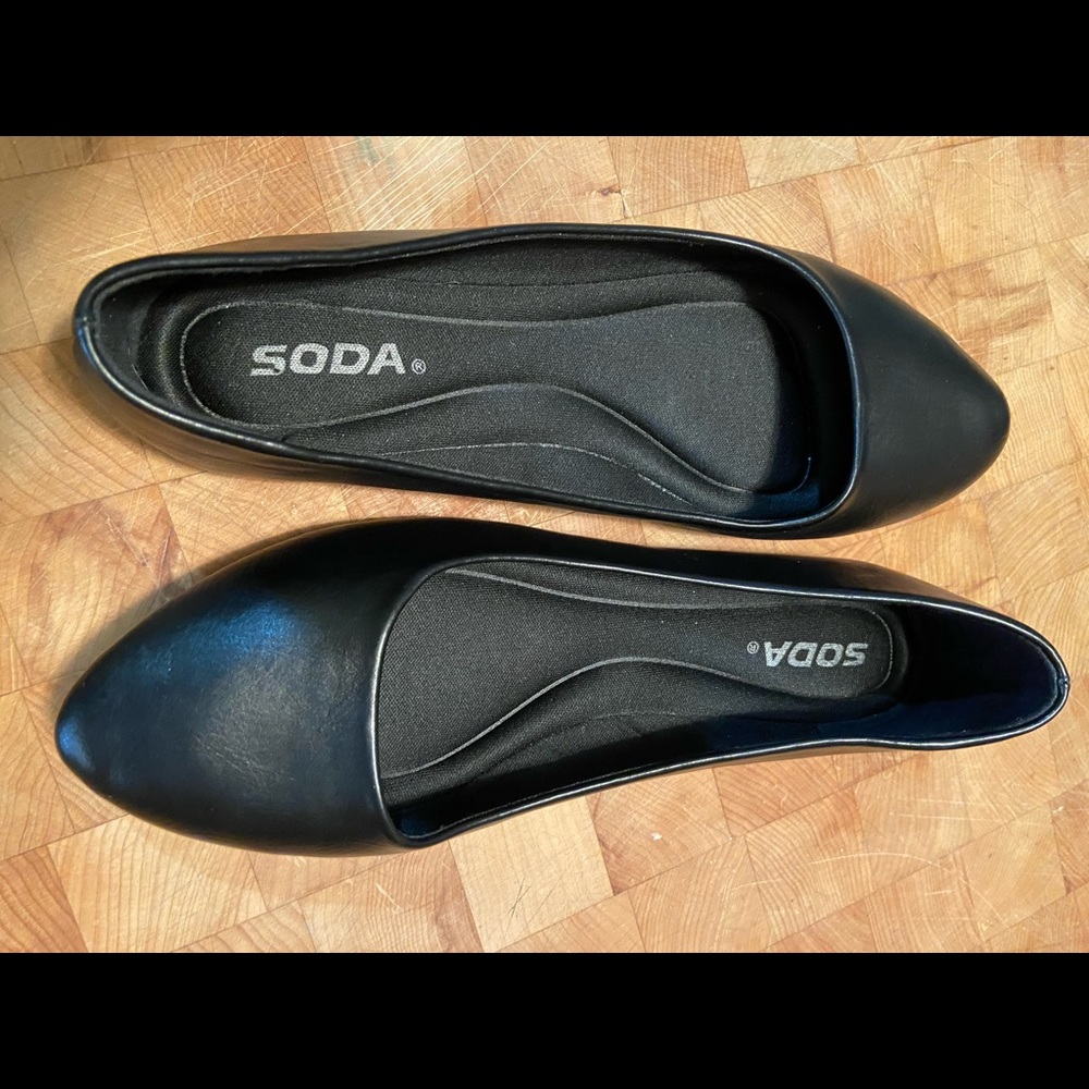 Women’s flat black shoes